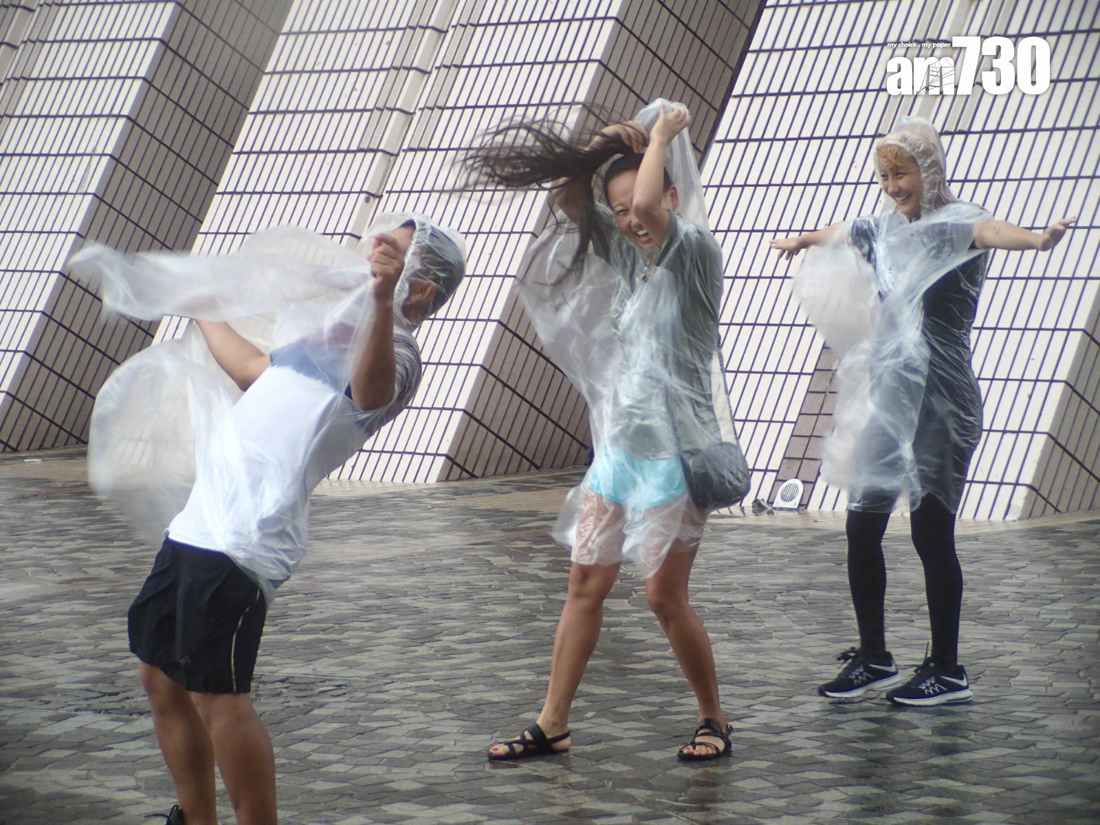 颱風天鴿回顧|十號風球市民在尖沙咀感受強風
