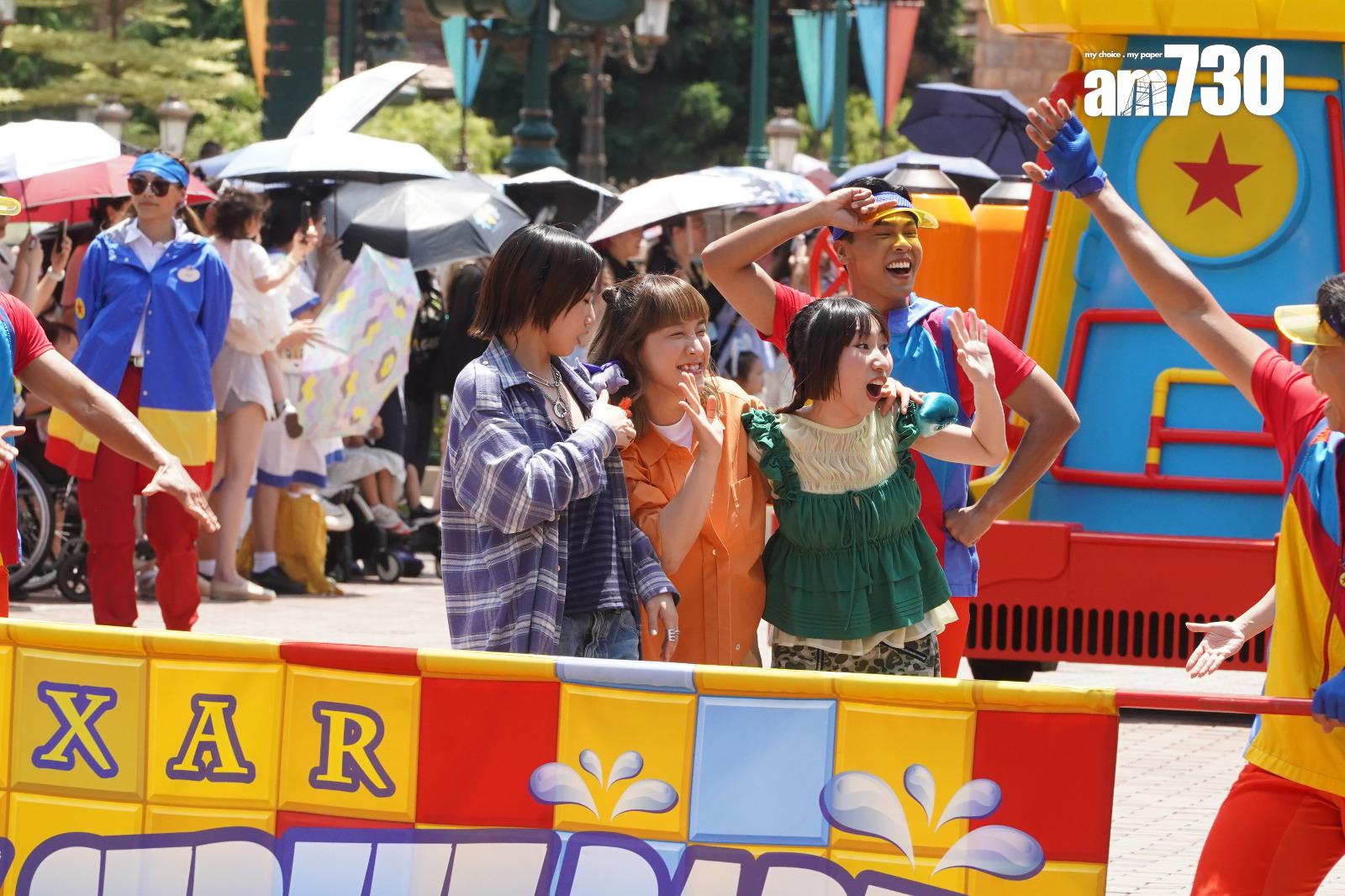 阿正在炎夏出席花車巡遊活動,笑言自己有做公主的潛質。(董立華攝)