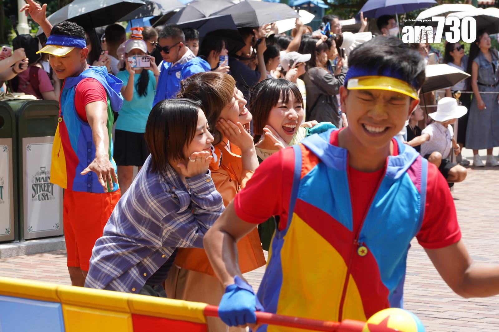 阿正、麗英和張蔓姿為動畫電影《玩轉腦朋友 2》宣傳,現身「Pixar水花大街派對!」大玩水花。