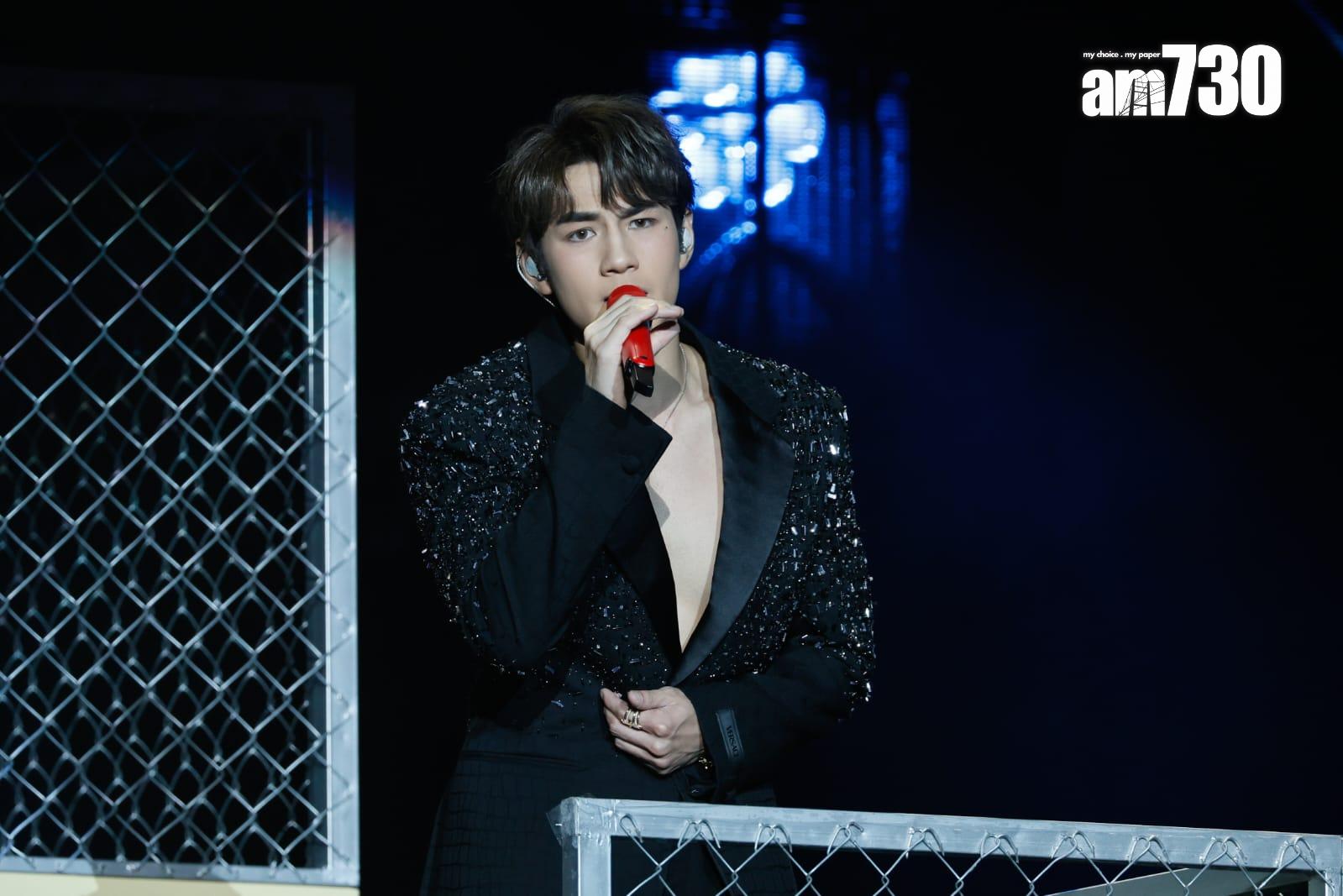 Jeffrey以Deep V西裝登場,接連唱《第一個迷》、《傢俬》和新歌《老積》。(蘇文傑攝)