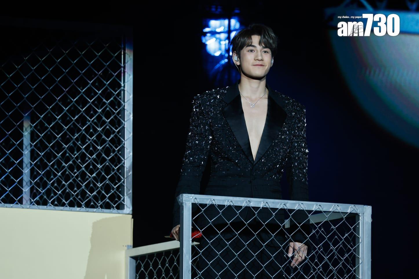 Jeffrey以Deep V西裝登場,接連唱《第一個迷》、《傢俬》和新歌《老積》。(蘇文傑攝)