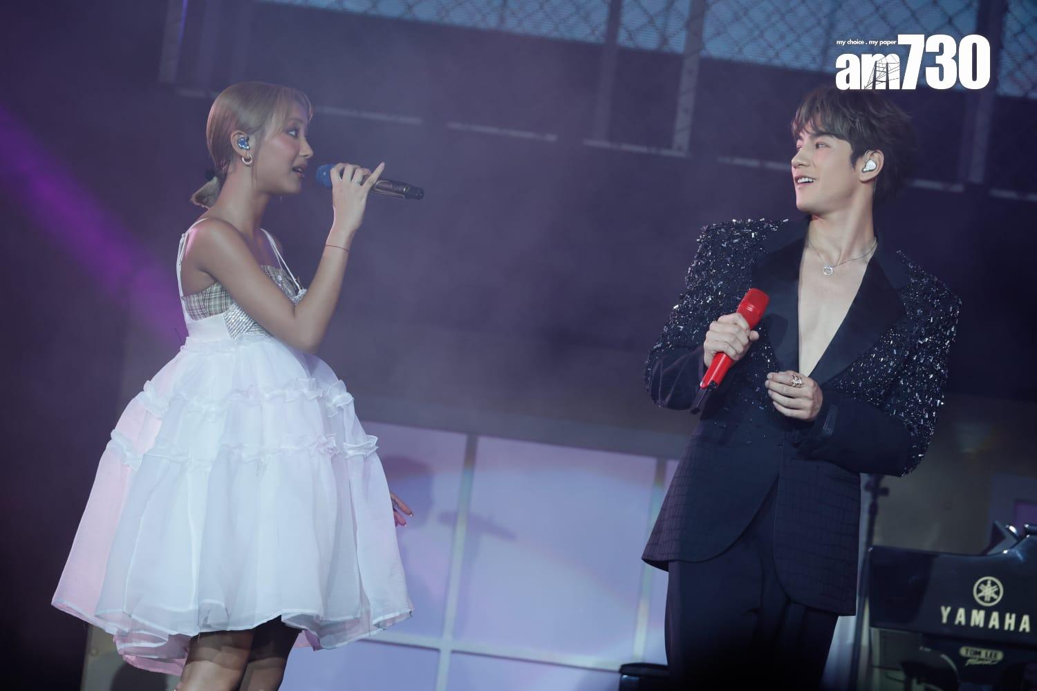 Marf 穿白色娃娃裙出場,化身Jeffrey心儀女神,兩人手拖手合唱林宥嘉與阿肆的《致姍姍來遲的你》。(蘇文傑攝)