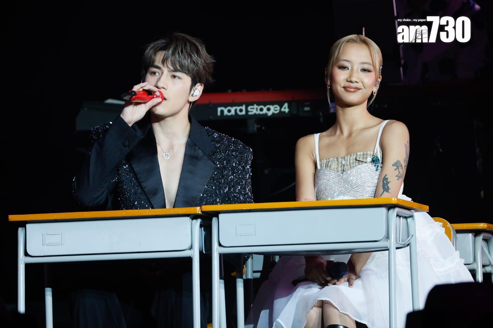 Marf 穿白色娃娃裙出場,化身Jeffrey心儀女神,一齊合唱。(蘇文傑攝)