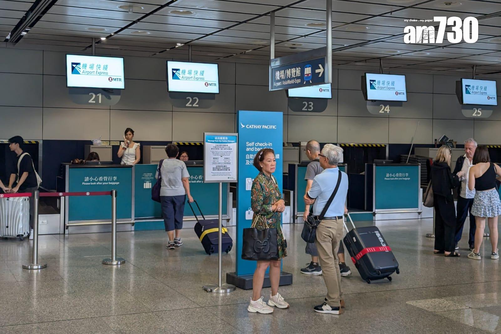 機場快綫香港站市區預辦登機服務正常,但未能提供最新航班資訊,屏幕顯示字眼為「請往機場辦理登機手續」(羅庸軒攝)