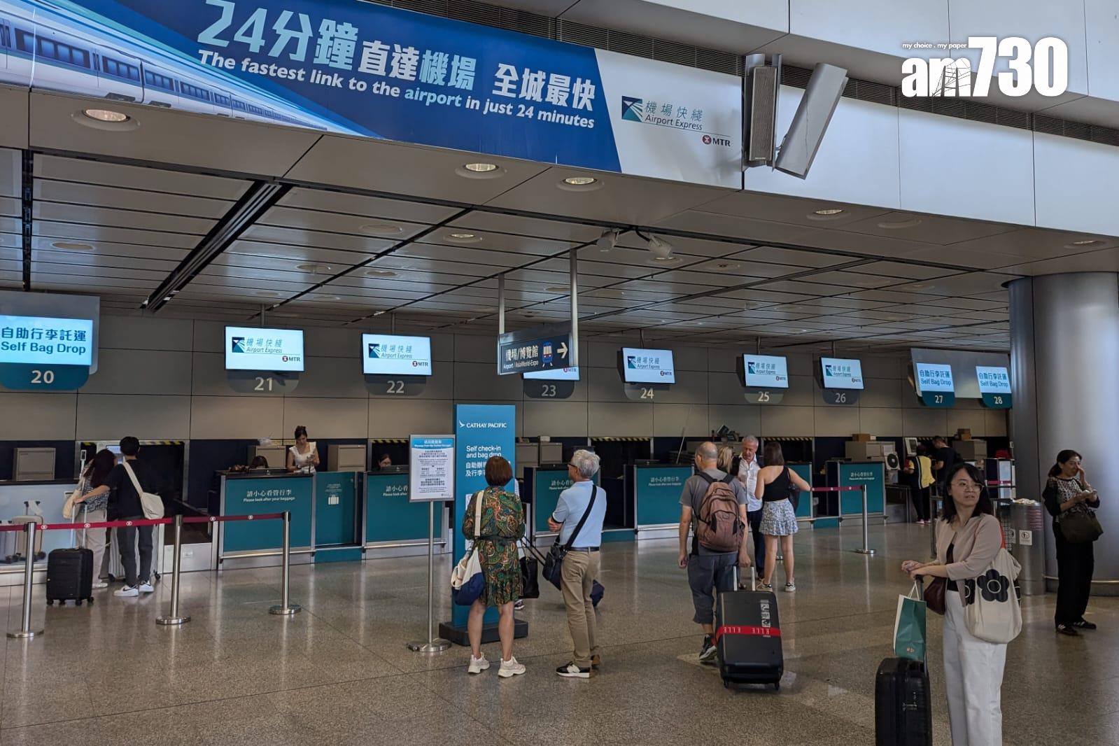 機場快綫香港站市區預辦登機服務正常,但未能提供最新航班資訊,屏幕顯示字眼為「請往機場辦理登機手續」(羅庸軒攝)