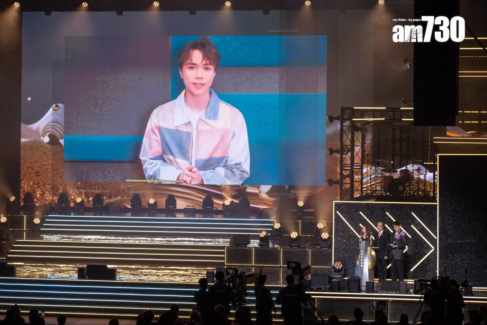 張敬軒拍片多謝港台。(陳奕釗攝)