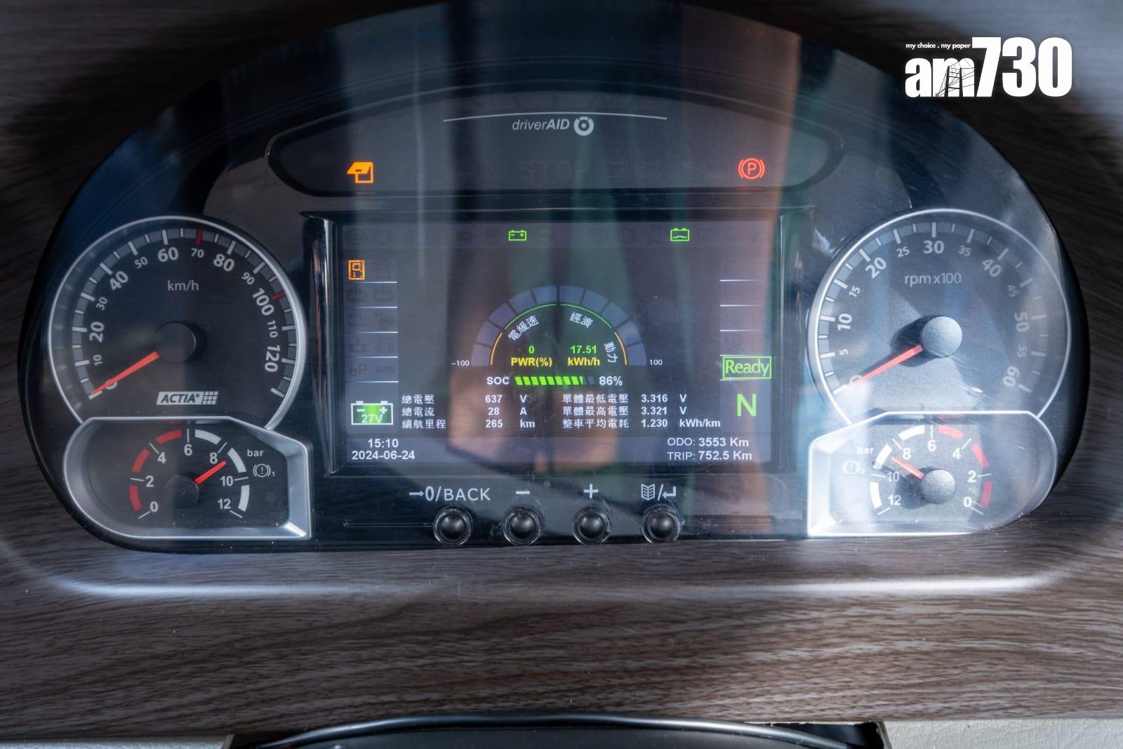 引入首輛電動旅遊巴投入跨境服務 明起免費試搭一個月 (陳奕釗攝)