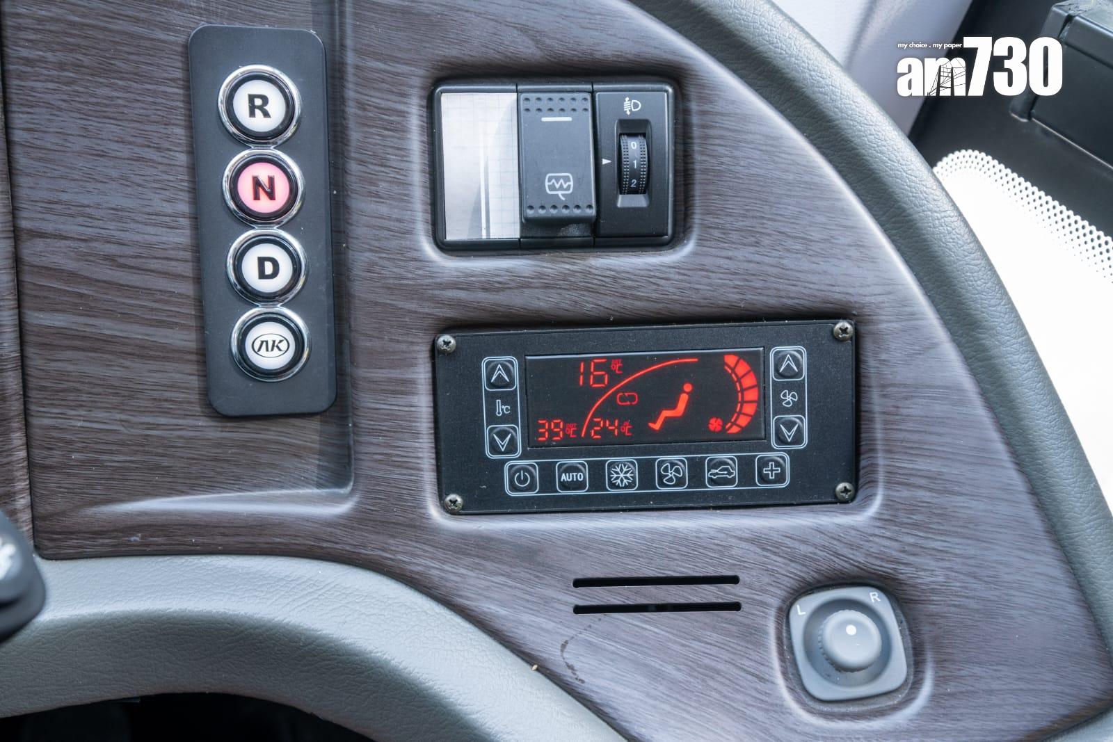 引入首輛電動旅遊巴投入跨境服務 明起免費試搭一個月 (陳奕釗攝)