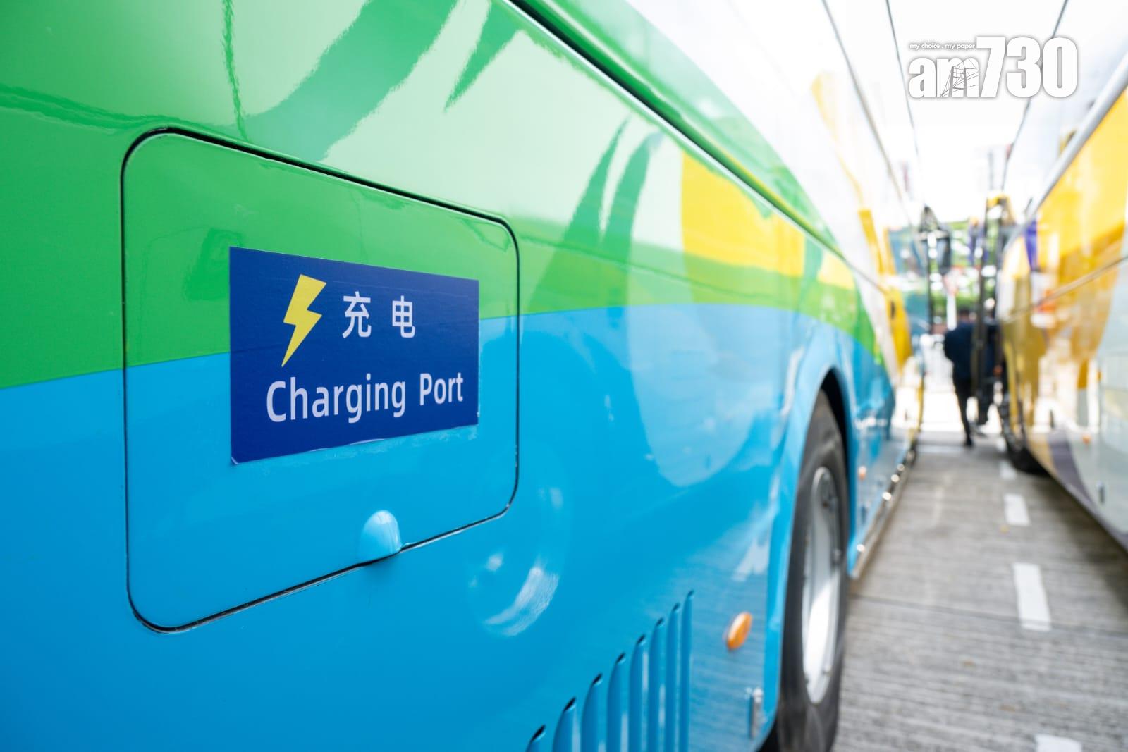 引入首輛電動旅遊巴投入跨境服務 明起免費試搭一個月 (陳奕釗攝)