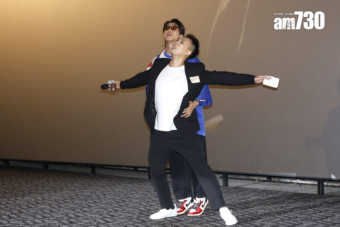 AK與旁白君重演《鐵達尼號》。(林俊源攝)