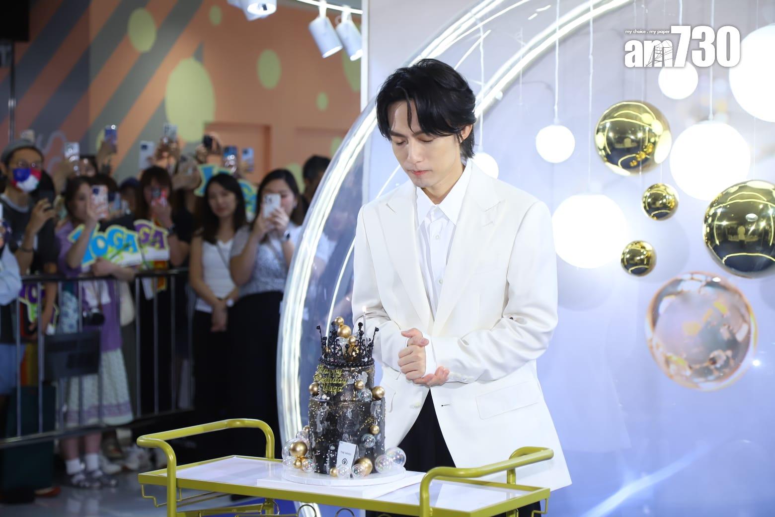 林宥嘉獲送蛋糕預祝生日,切蛋糕前誠心許願。(羅錦鴻攝)