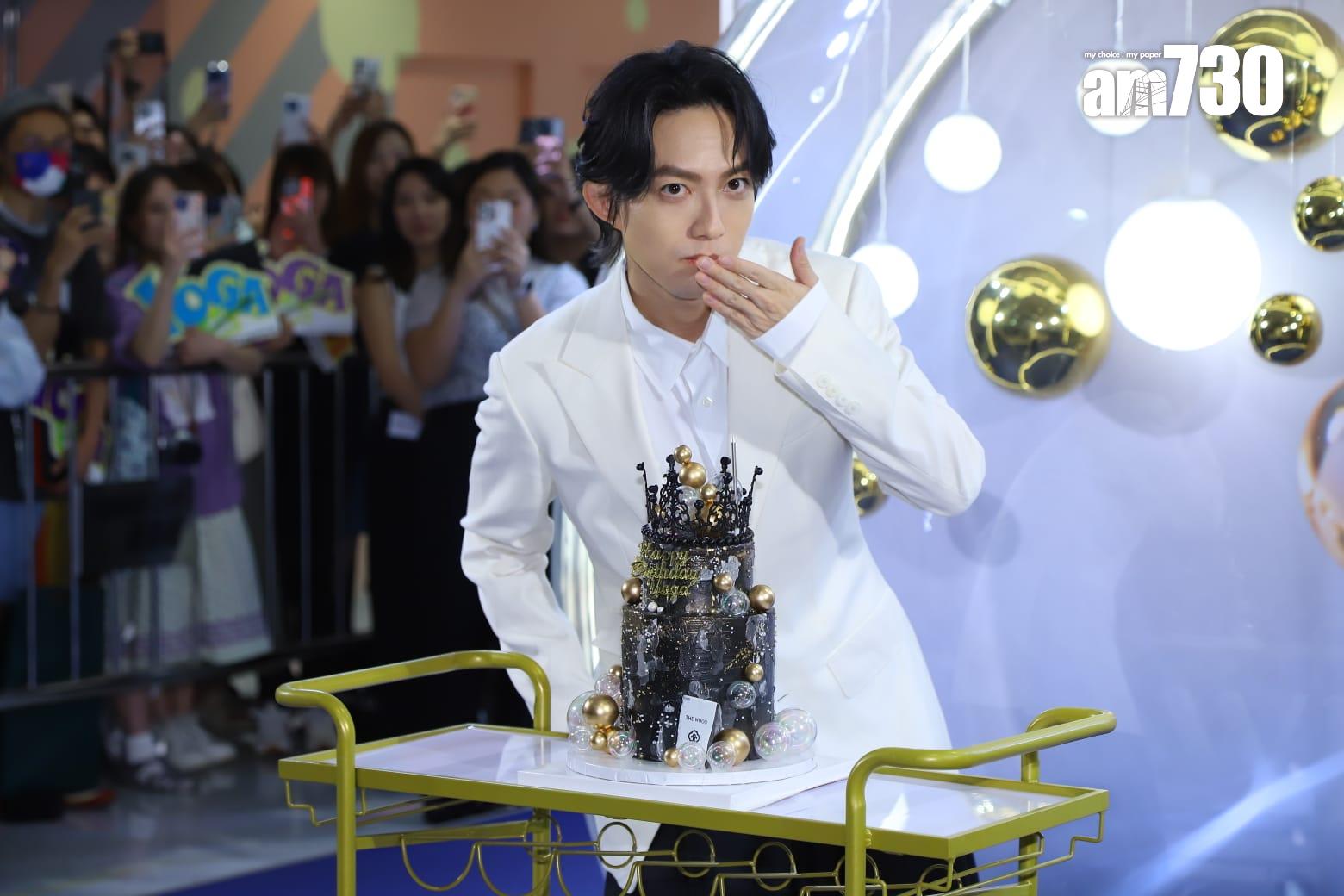 林宥嘉獲送蛋糕預祝生日,即場向fans大派飛吻。(羅錦鴻攝)