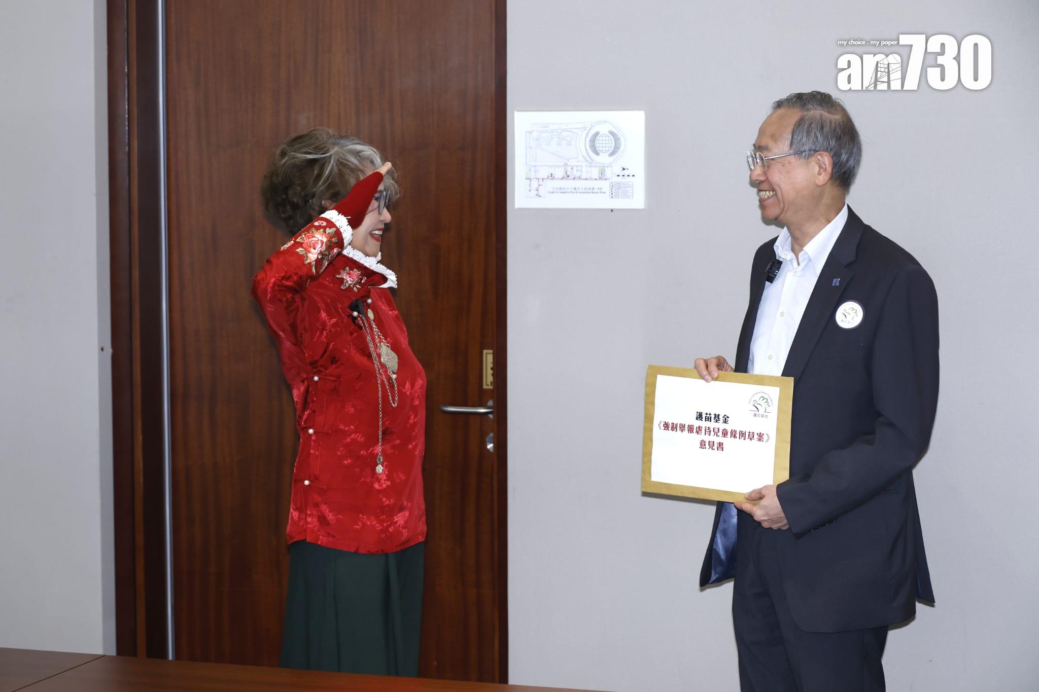 蕭芳芳見到黎棟國立即做敬禮手勢。(林俊源攝)