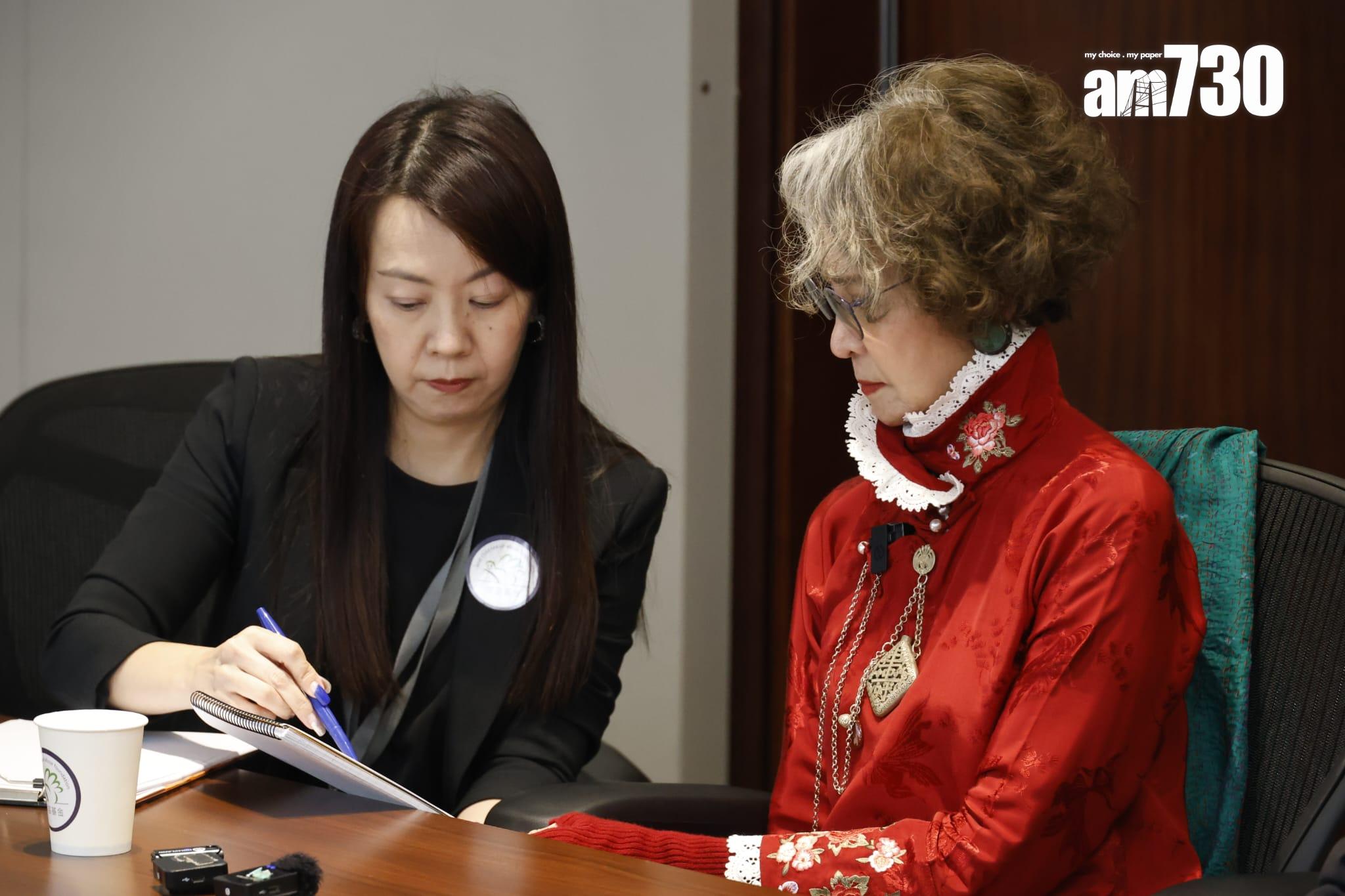 蕭芳芳要靠身旁的工作人員為她抄下記者的提問。(林俊源攝)