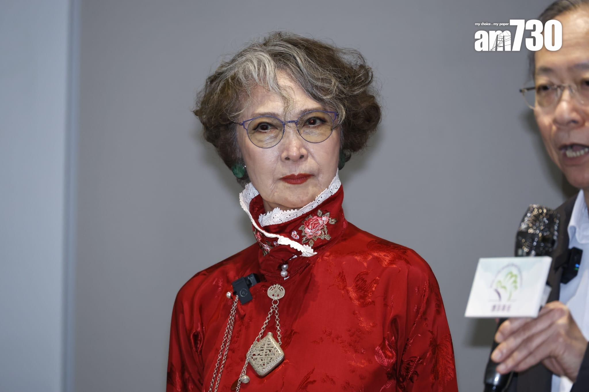 蕭芳芳雖然完全聽不到,但會細心留意發言者的咀唇。(林俊源攝)