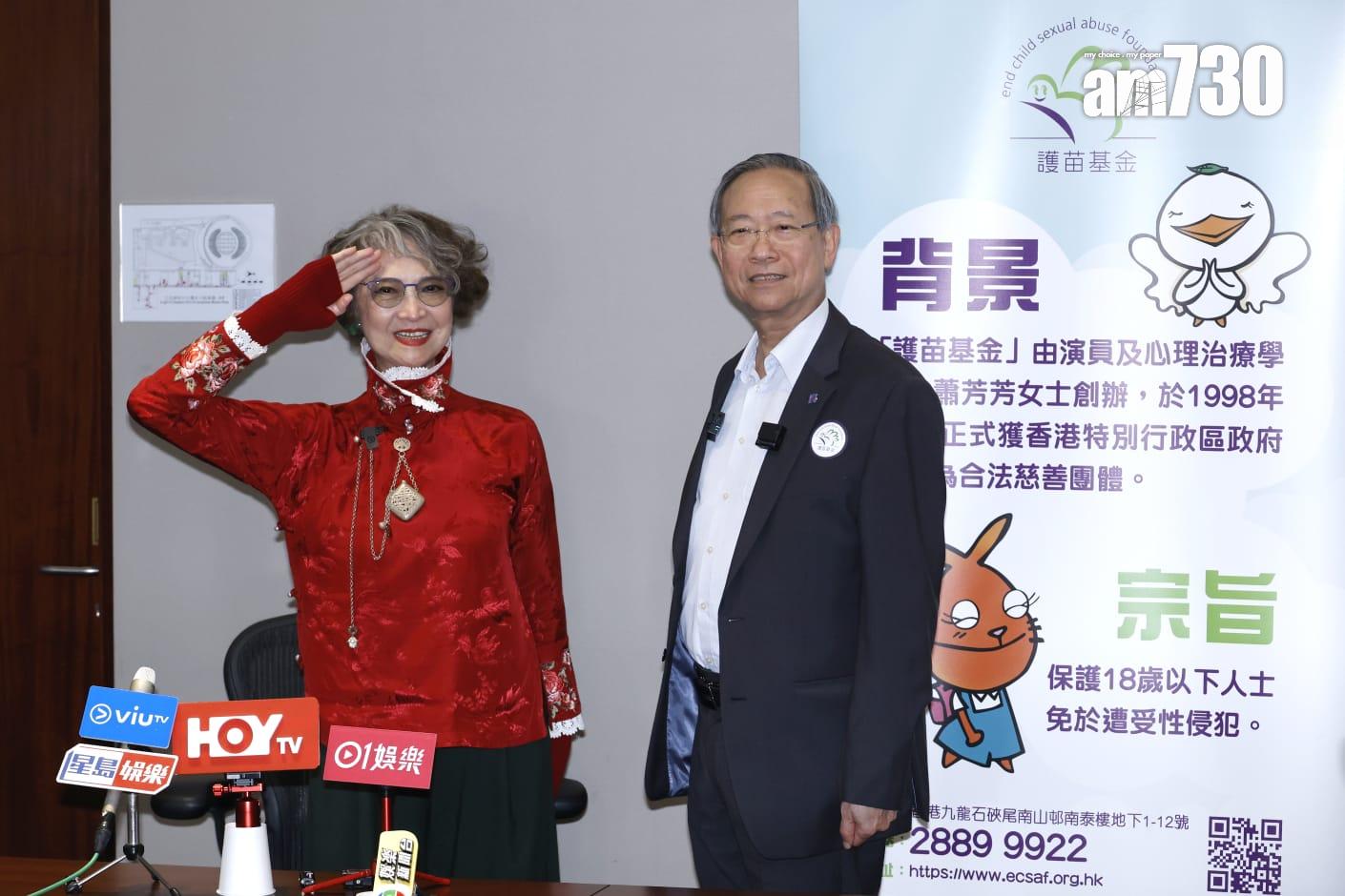 蕭芳芳見到黎棟國立即做敬禮手勢。(林俊源攝)