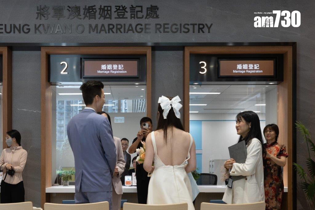 將軍澳婚姻登記處228對準新人預約,新人大讚婚禮禮堂氣氛好打卡位靚。(蘇文傑攝)