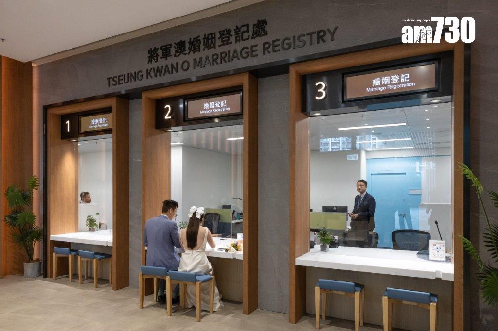 將軍澳婚姻登記處228對準新人預約,新人大讚婚禮禮堂氣氛好打卡位靚。(蘇文傑攝)