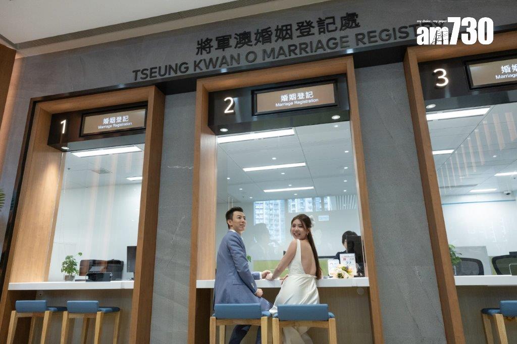 將軍澳婚姻登記處228對準新人預約,新人大讚婚禮禮堂氣氛好打卡位靚。(蘇文傑攝)