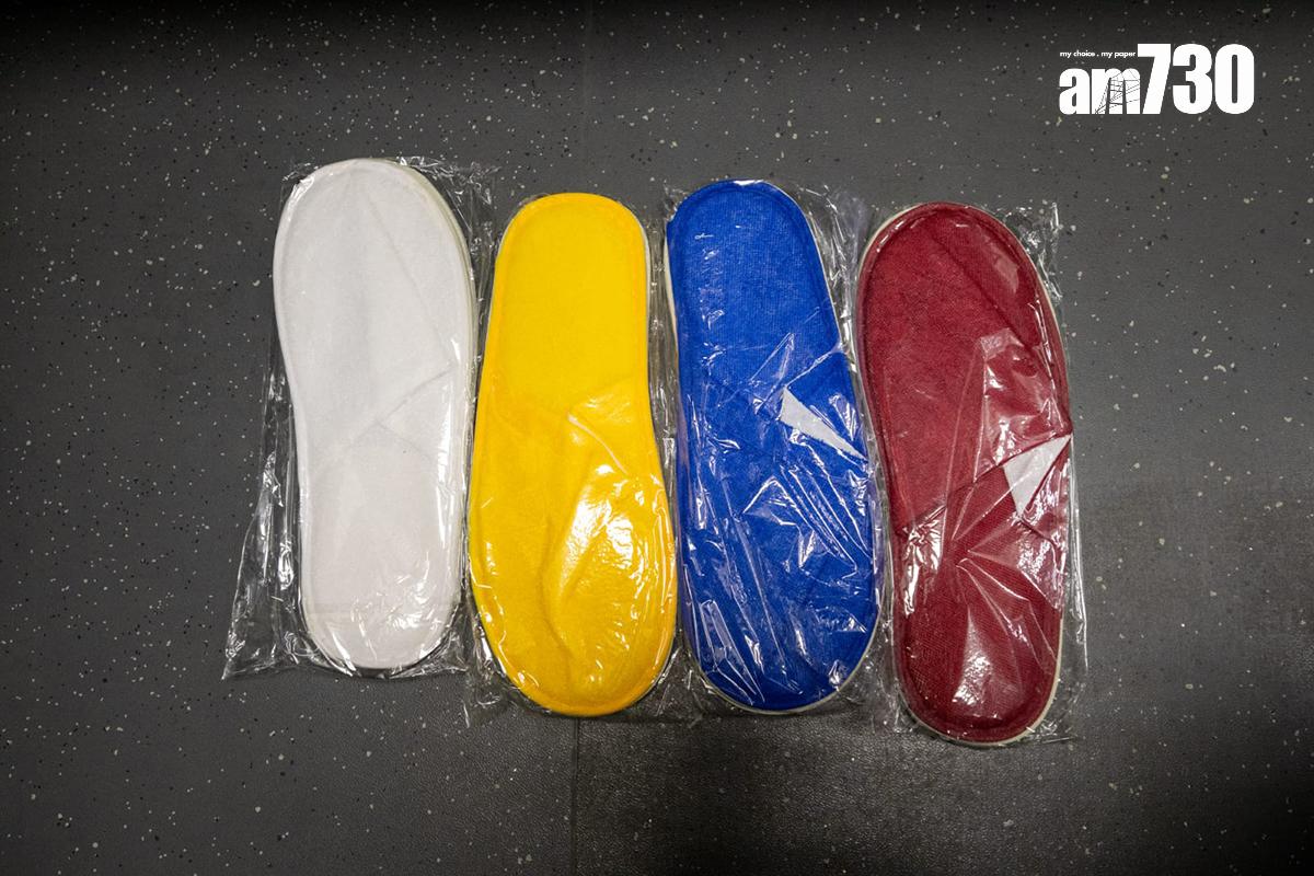 高鐵香港段動臥列車首航,臥鋪乘客會獲發4種不同顏色的拖鞋。(陳奕釗攝)