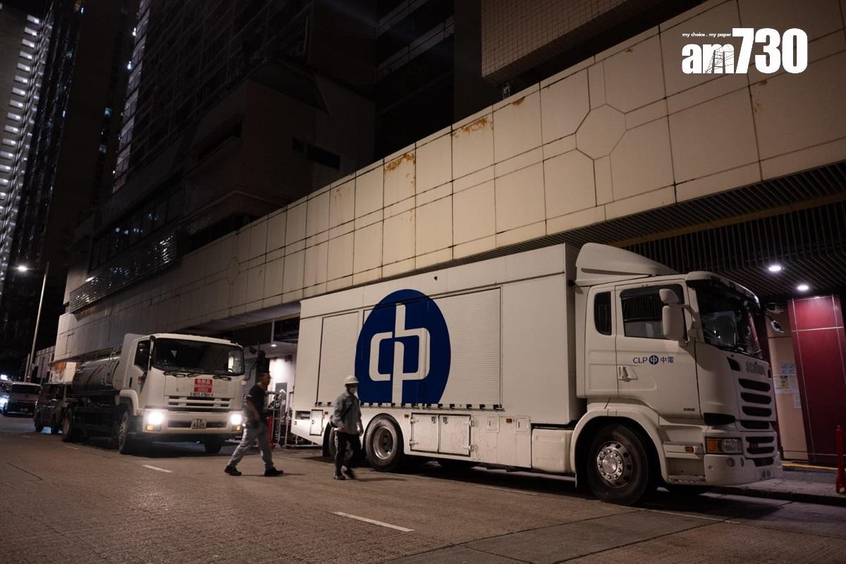 中電維修人員晚上到黃大仙下邨搶修。(陳奕釗攝)