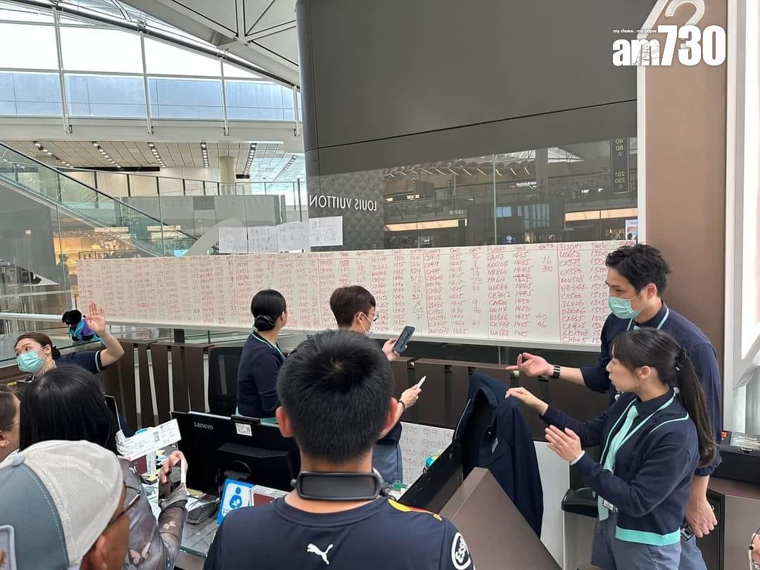 香港國際機場周日發生電腦系統故障,航班電子顯示屏「全黑」,要靠人員手寫航班及行李資訊。(資料圖片/陳奕釗攝)