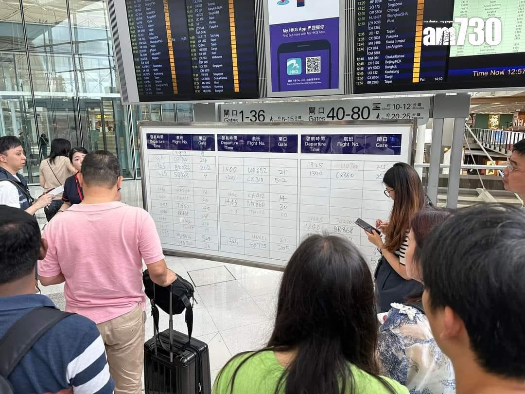 香港國際機場昨日發生電腦系統故障,航班電子顯示屏「全黑」,要靠人員手寫航班及行李資訊。(資料圖片/陳奕釗攝)