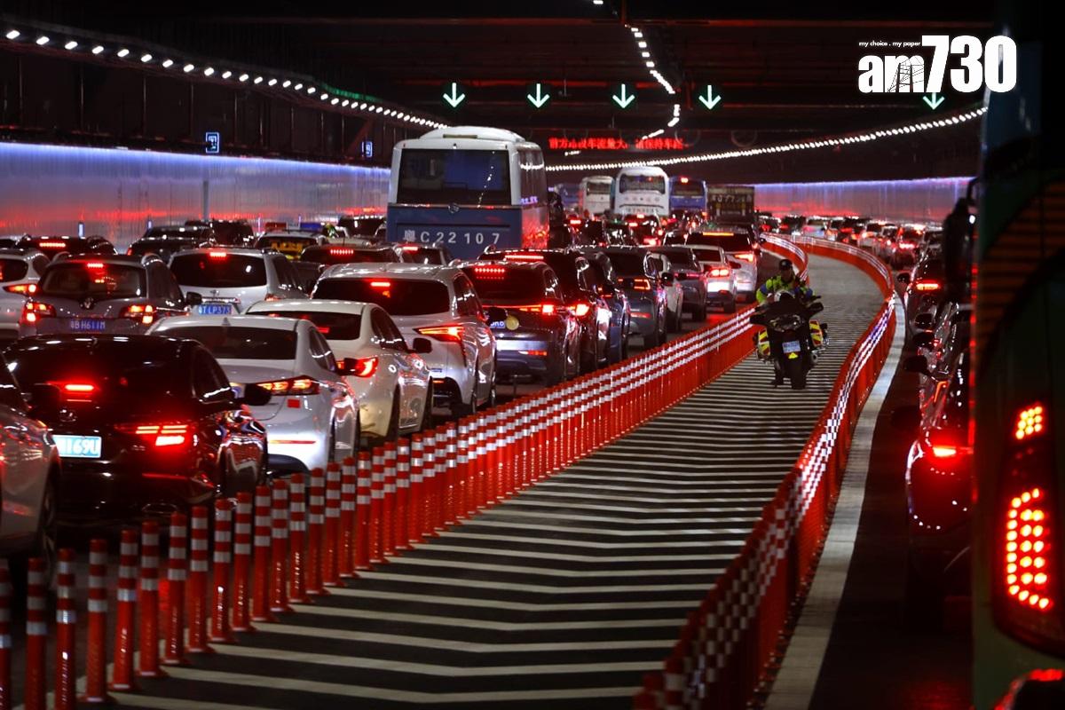 深中通道今日嚴重擠塞。(林俊源攝)