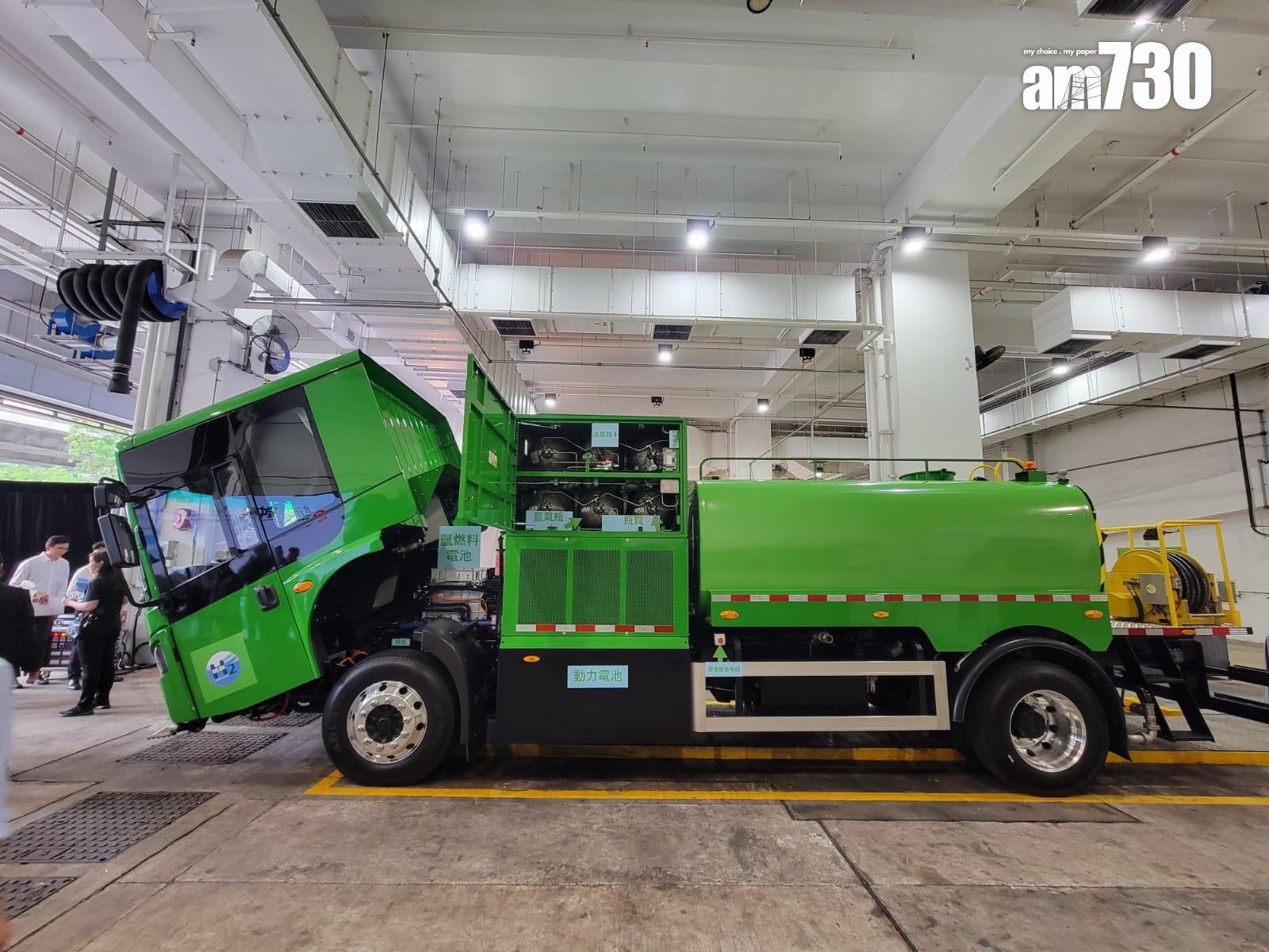 食環署下半年將試驗3輛宇通左軚氫能電動洗街車,每輛車可儲存24公斤氫燃料,足夠行走近400公里,車輛亦可用電力驅動,充滿電可行走約90公里。由於試驗範圍需要接近正興建的元朗凹頭加氫站,故洗街車將服務北區和元朗區一帶。(鍾式明攝)