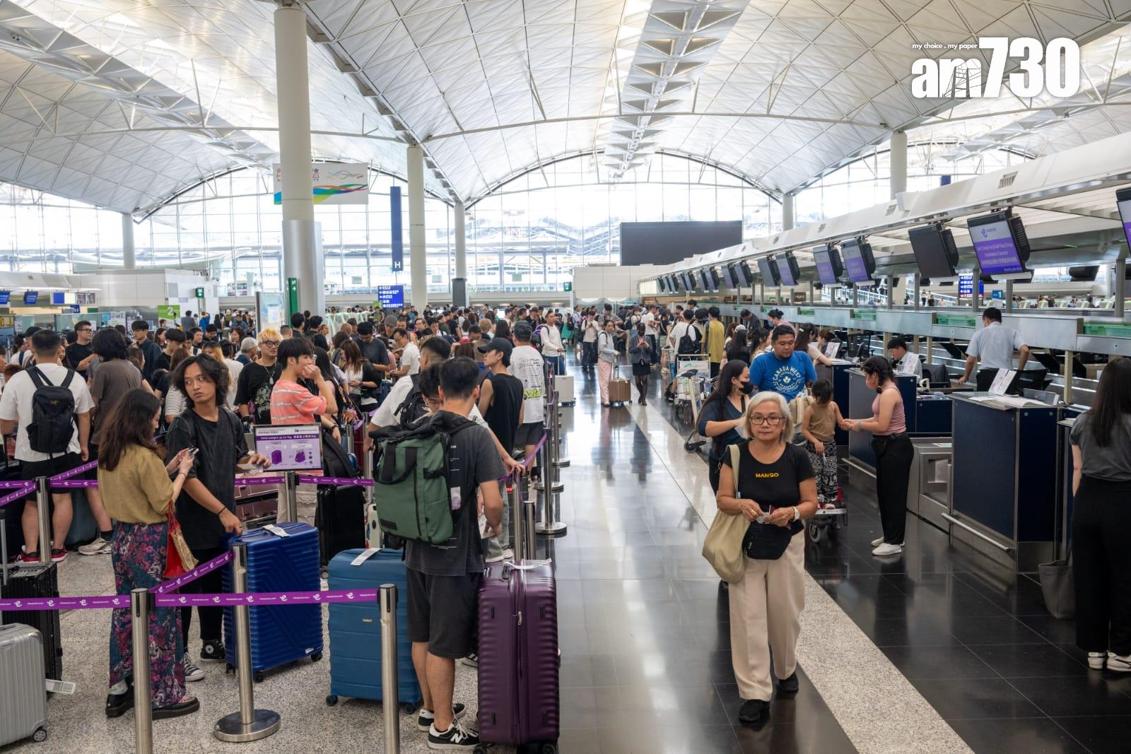 香港國際機場昨日發生電腦系統故障,航班電子顯示屏「全黑」,要靠人員手寫航班及行李資訊。(資料圖片/陳奕釗攝)