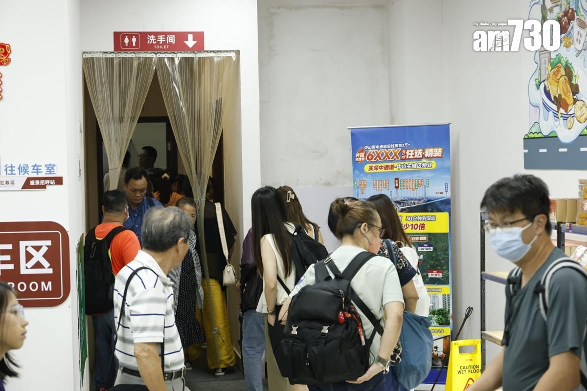 從香港出發的跨境直通巴抵達中山後,乘客急不及待使用洗手間。(林俊源攝)