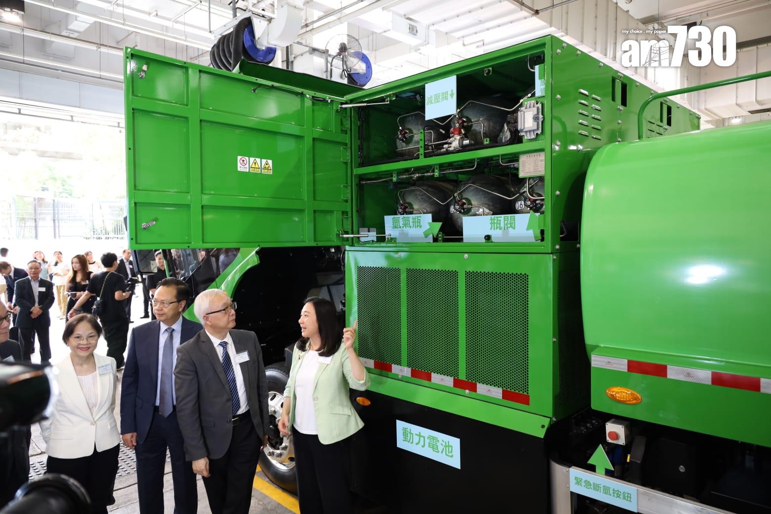 食環署下半年將試驗3輛宇通左軚氫能電動洗街車,每輛車可儲存24公斤氫燃料,足夠行走近400公里,車輛亦可用電力驅動,充滿電可行走約90公里。由於試驗範圍需要接近正興建的元朗凹頭加氫站,故洗街車將服務北區和元朗區一帶。(鍾式明攝)