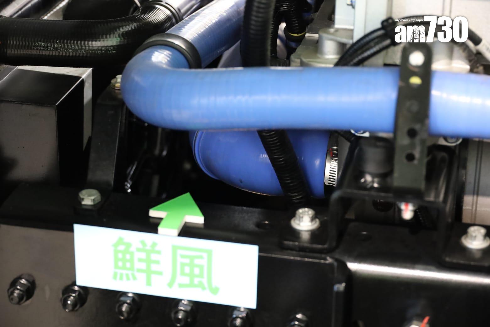 食環署下半年將試驗3輛宇通左軚氫能電動洗街車,每輛車可儲存24公斤氫燃料,足夠行走近400公里,車輛亦可用電力驅動,充滿電可行走約90公里。由於試驗範圍需要接近正興建的元朗凹頭加氫站,故洗街車將服務北區和元朗區一帶。(鍾式明攝)