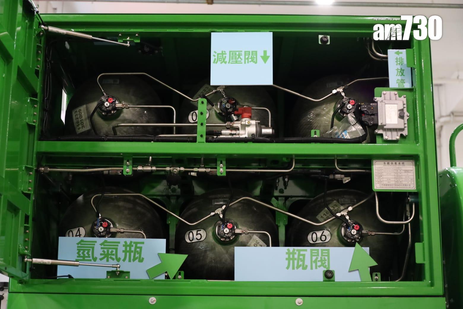 食環署下半年將試驗3輛宇通左軚氫能電動洗街車,每輛車可儲存24公斤氫燃料,足夠行走近400公里,車輛亦可用電力驅動,充滿電可行走約90公里。由於試驗範圍需要接近正興建的元朗凹頭加氫站,故洗街車將服務北區和元朗區一帶。(鍾式明攝)