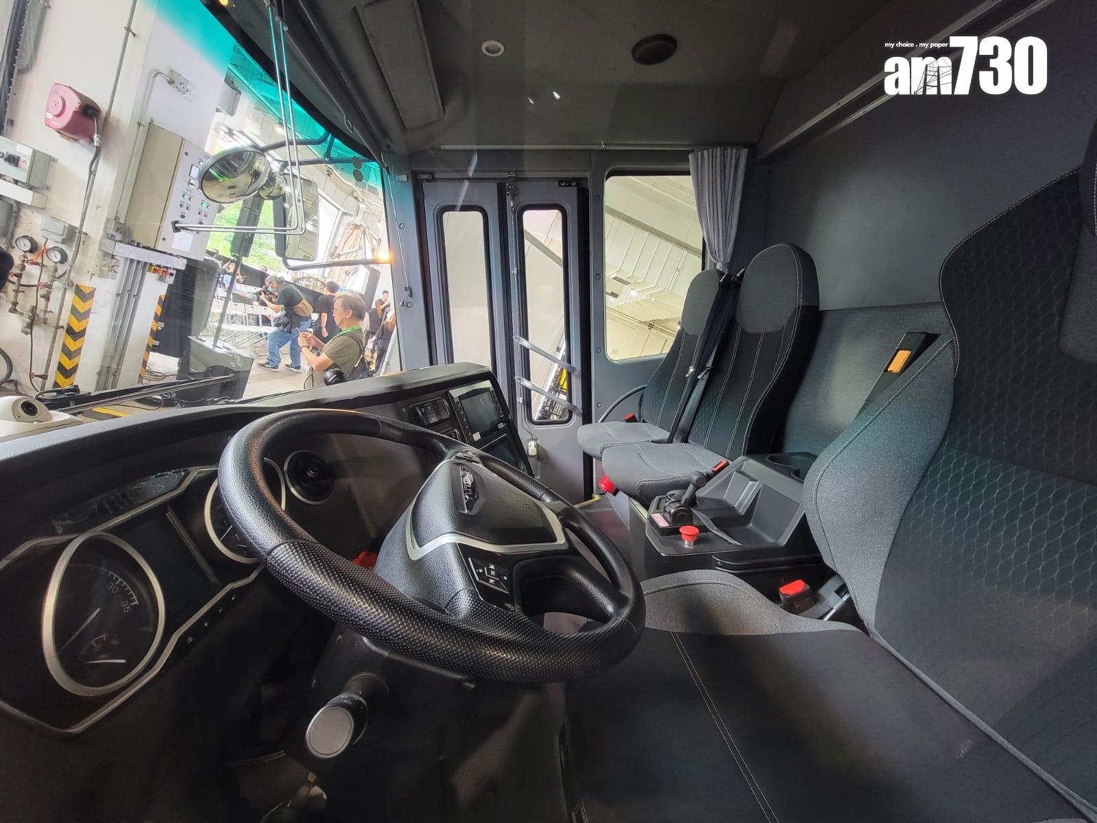 食環署下半年將試驗3輛宇通左軚氫能電動洗街車,每輛車可儲存24公斤氫燃料,足夠行走近400公里,車輛亦可用電力驅動,充滿電可行走約90公里。由於試驗範圍需要接近正興建的元朗凹頭加氫站,故洗街車將服務北區和元朗區一帶。(鍾式明攝)