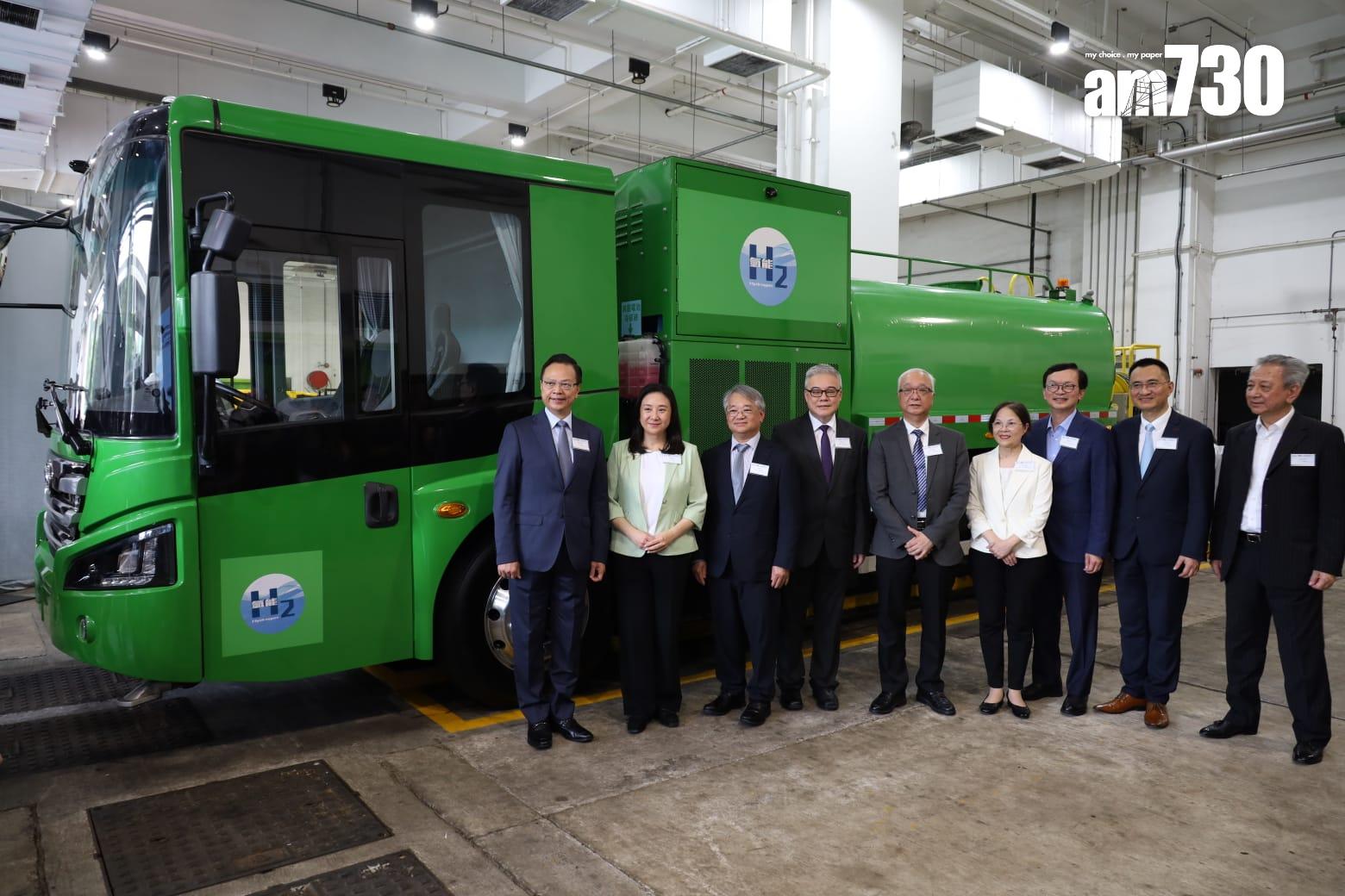 食環署下半年將試驗3輛宇通左軚氫能電動洗街車,每輛車可儲存24公斤氫燃料,足夠行走近400公里,車輛亦可用電力驅動,充滿電可行走約90公里。由於試驗範圍需要接近正興建的元朗凹頭加氫站,故洗街車將服務北區和元朗區一帶。(鍾式明攝)