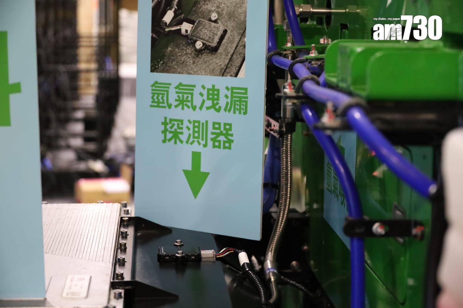 食環署下半年將試驗3輛宇通左軚氫能電動洗街車,每輛車可儲存24公斤氫燃料,足夠行走近400公里,車輛亦可用電力驅動,充滿電可行走約90公里。由於試驗範圍需要接近正興建的元朗凹頭加氫站,故洗街車將服務北區和元朗區一帶。(鍾式明攝)