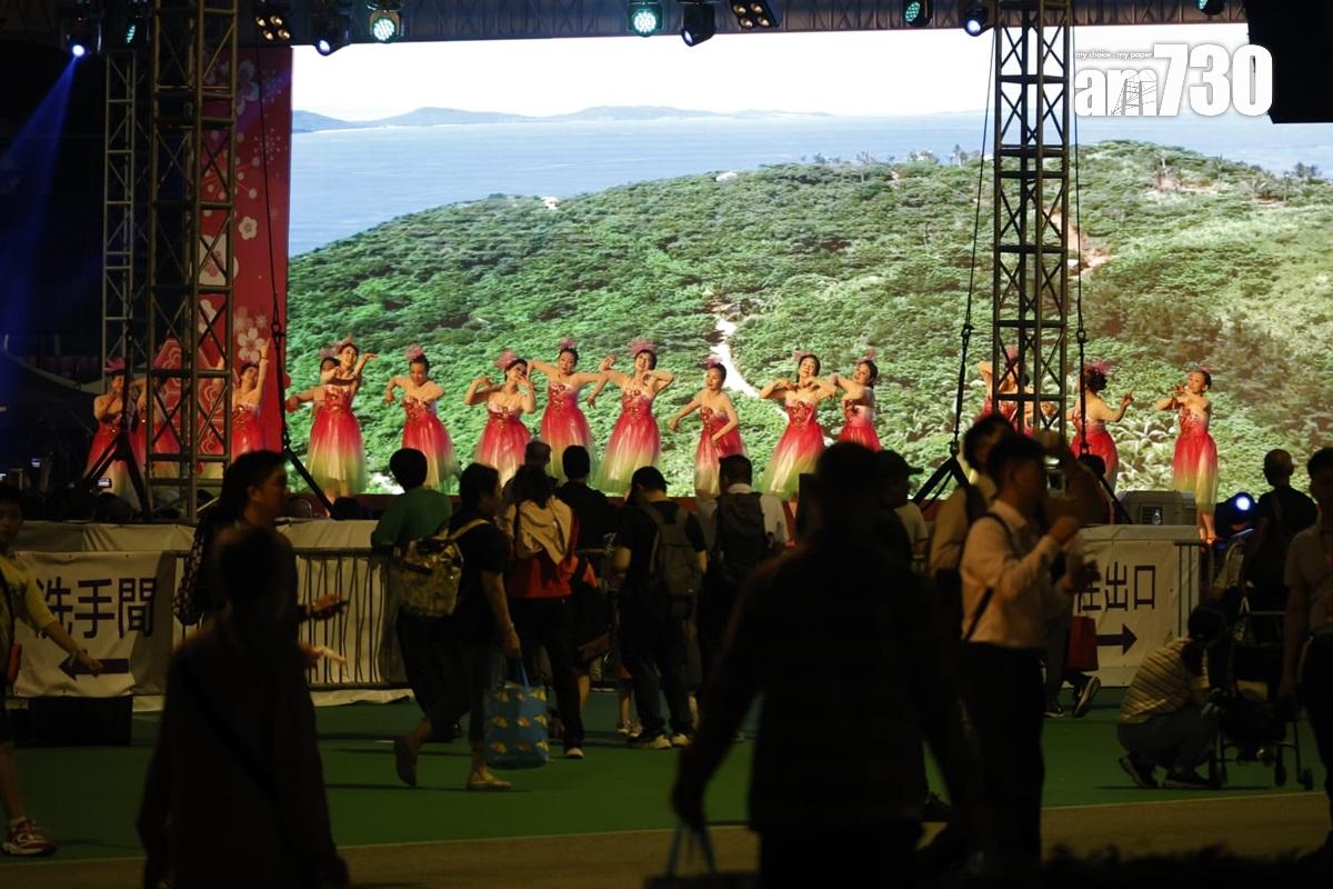 晚上有市民在家鄉市集嘉年華觀賞文藝表演。(林俊源攝)