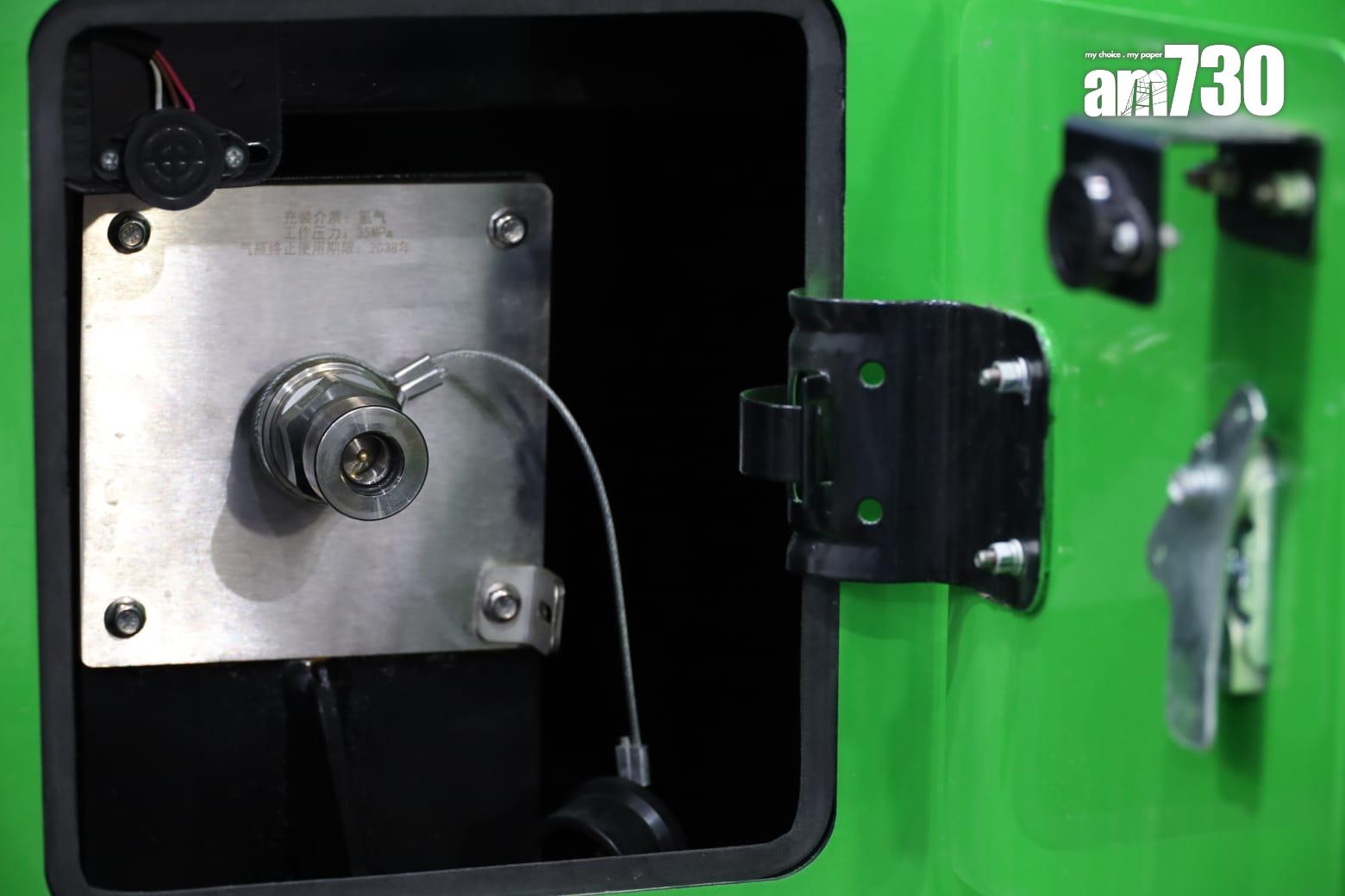 食環署下半年將試驗3輛宇通左軚氫能電動洗街車,每輛車可儲存24公斤氫燃料,足夠行走近400公里,車輛亦可用電力驅動,充滿電可行走約90公里。由於試驗範圍需要接近正興建的元朗凹頭加氫站,故洗街車將服務北區和元朗區一帶。(鍾式明攝)