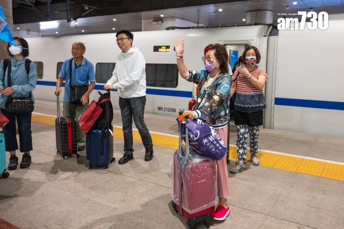 高鐵香港段動臥列車首航,往北京的列車準時早上6時53分抵達北京西站。(陳奕釗攝)