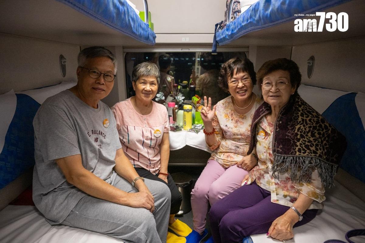 董先生(左一)指動臥列車車廂比想像中清潔。(陳奕釗攝)