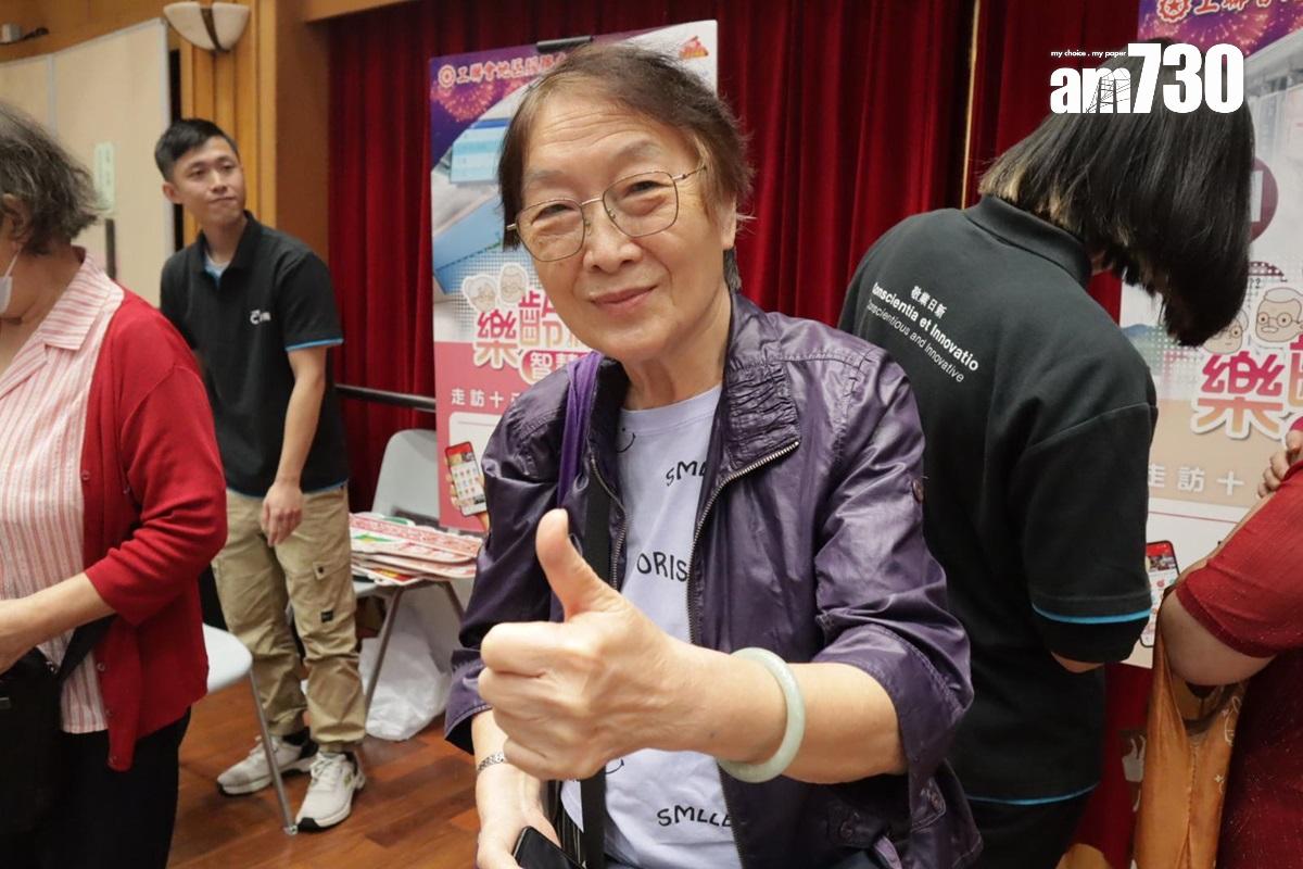 長者歐婆婆表示參加活動為增長知識。(林嘉瑩攝)