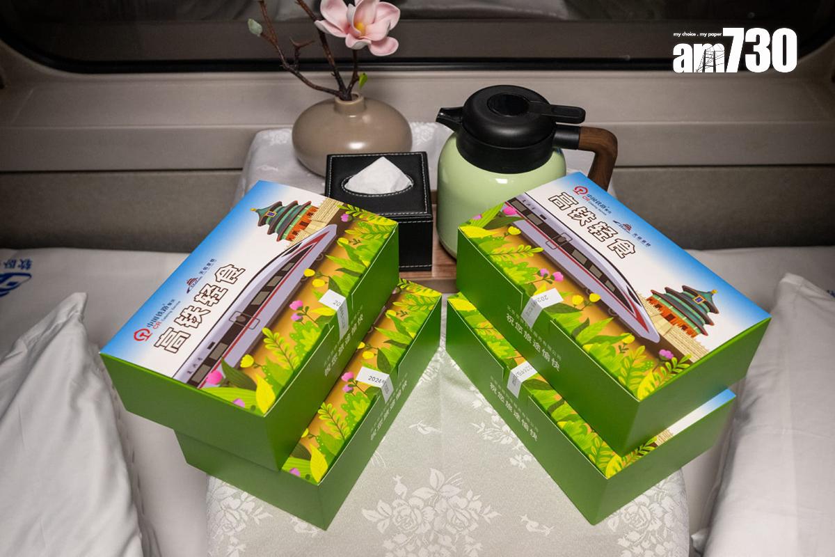 高鐵香港段動臥列車首航,臥鋪乘客會獲贈輕食盒。(陳奕釗攝)