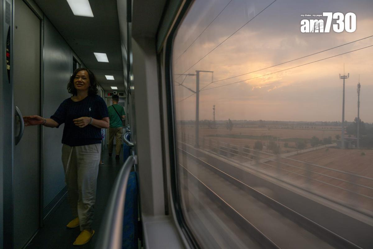高鐵香港段動臥列車首航,乘客可在車上看日出。(陳奕釗攝)