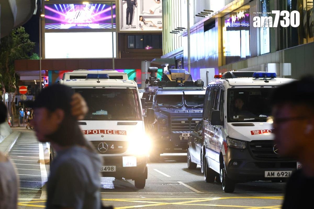 告士打道近維園泊有警方裝甲車。(林俊源攝)