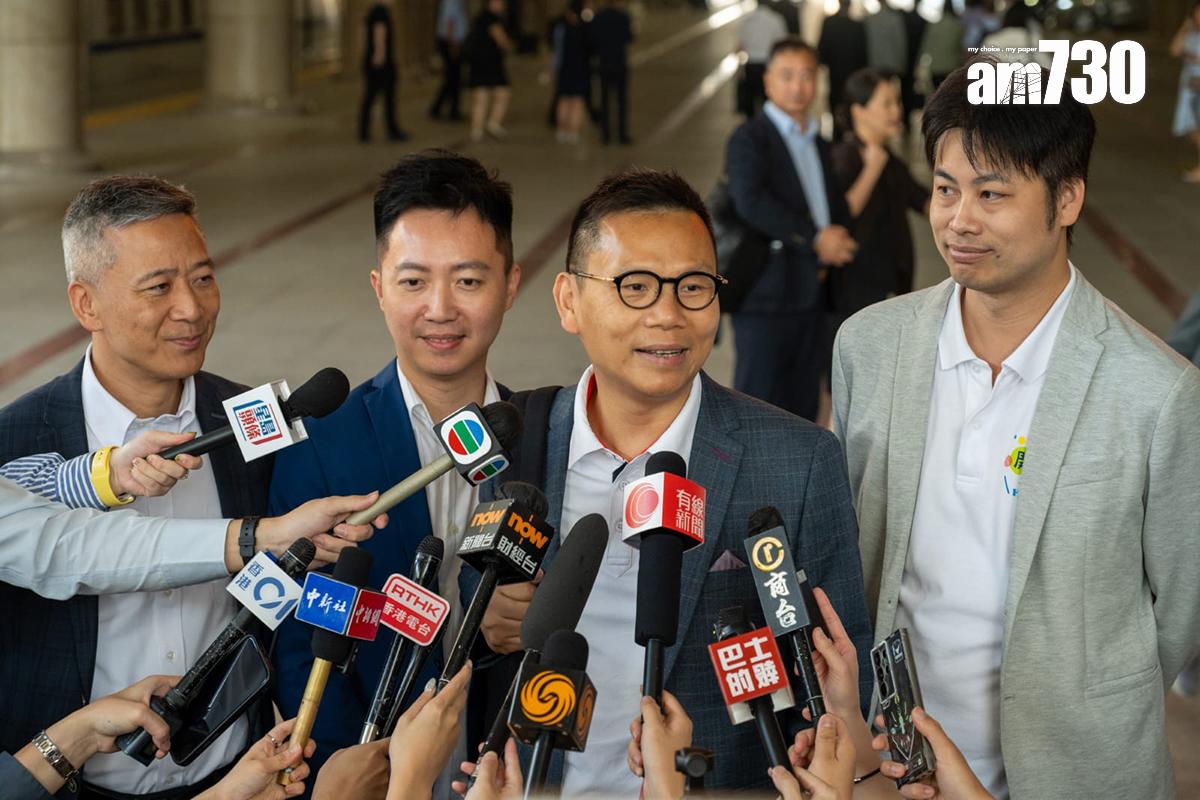 陳恒鑌(右二)希望動臥列車可為兩地帶來更多旅客,姚柏良(左一)就希望香港開車時間能微調。(陳奕釗攝)