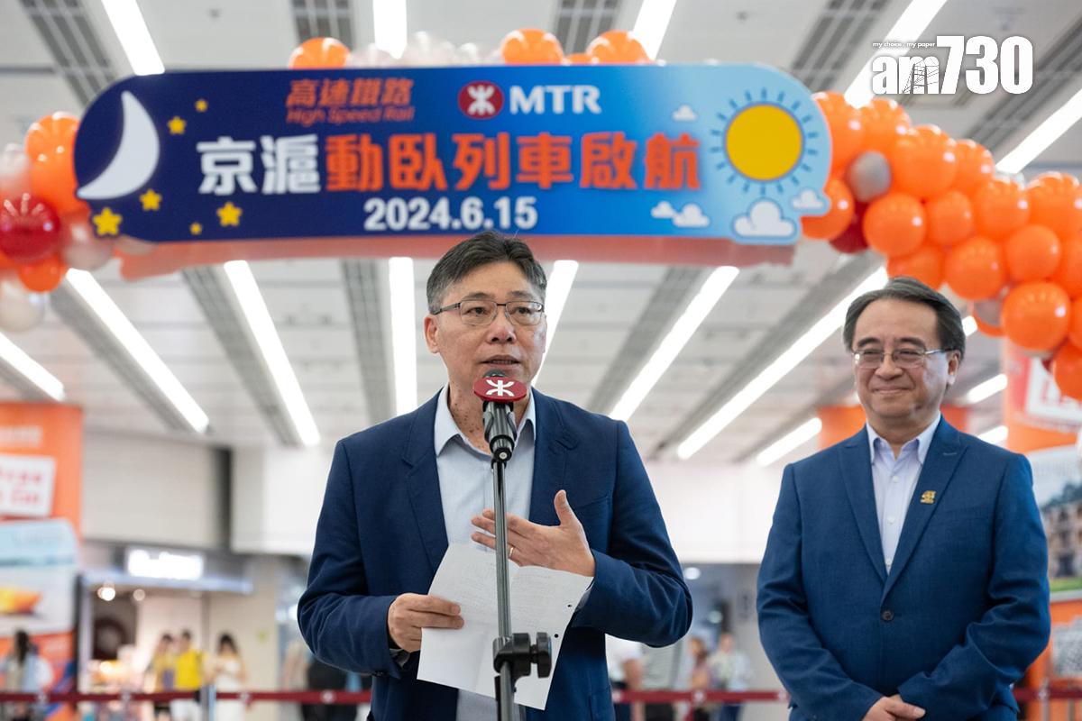 林世雄(左)表示,日後會視乎需求再向內地爭取加班;旁為金澤培。(陳奕釗攝)