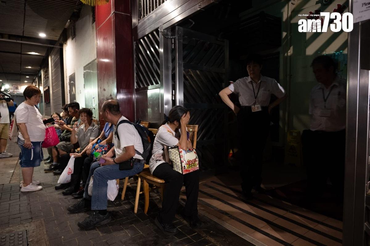 黃大仙下邨龍光樓晚上突然停電,有住戶落樓等候。(陳奕釗攝)
