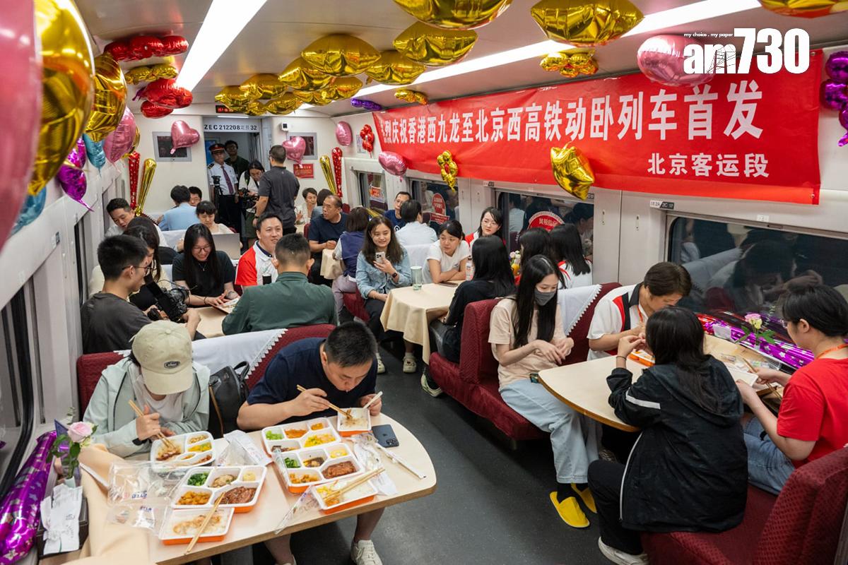 餐卡因應首航都掛起布置。(陳奕釗攝)