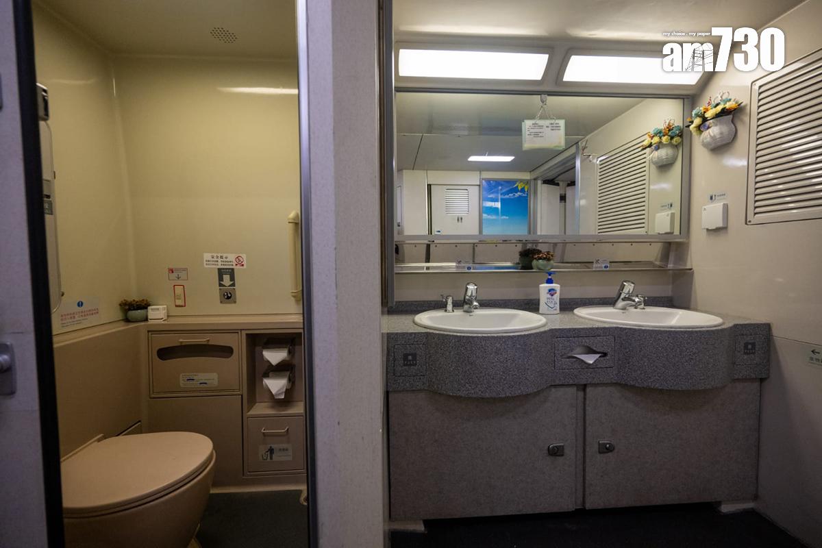 高鐵香港段動臥列車首航,圖為車上洗手間。(陳奕釗攝)